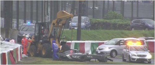 Фото: Сотрудники FIA исследуют повреждения болида Бьянки sotrudniki-fia-issleduyut-povrezhdeniya-bolida-byanki