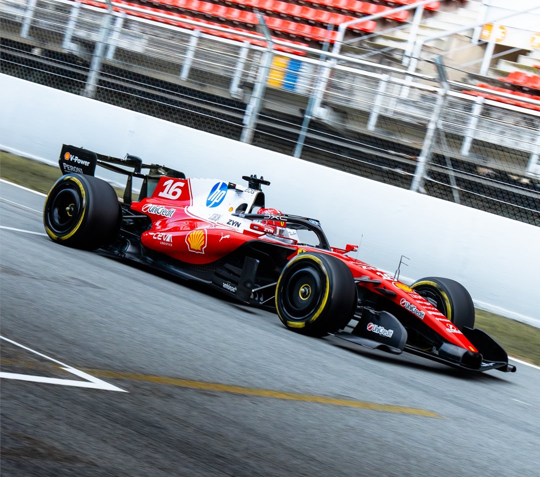 komanda-ferrari-podelilas-foto-sf-26-so-vtorogo-dnya-testov-v-barselone