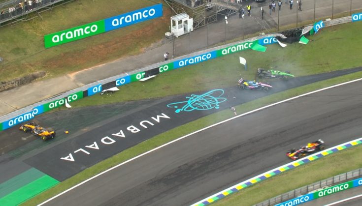 na-6-m-kruge-piastri-hyulkenberg-i-kolapinto-po-ocheredi-vileteli-posle-naezda-na-mokriy-porebrik-na-vihode-iz-tretego-povorota-i-vrezalis-v-barer-niko-prodolgil-dvigenie-na-povregdyonnoy-mashine-piastri-i-kolapinto-soshli