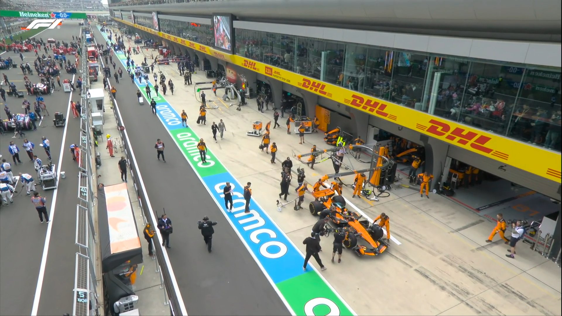 mashinu-oskara-piastri-zatolkali-v-boksi-mclaren-pryamo-pered-progrevochnim-krugom