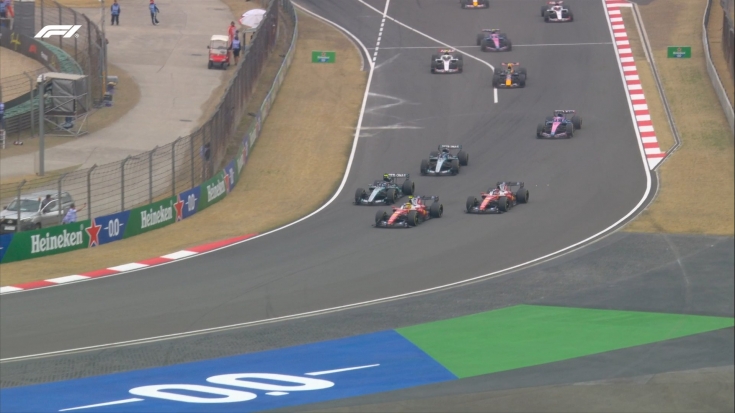 start-gonki-hemilton-lidiruet-v-pervom-povorote-antonelli-na-2-m-meste-lekler-na-3-m-a-rassel-opustilsya-na-4-e