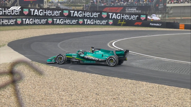 lens-stroll-ostanovilsya-v-pervom-povorote-na-svoem-aston-martin-vizvav-poyavlengie-mashini-bezopasnosti