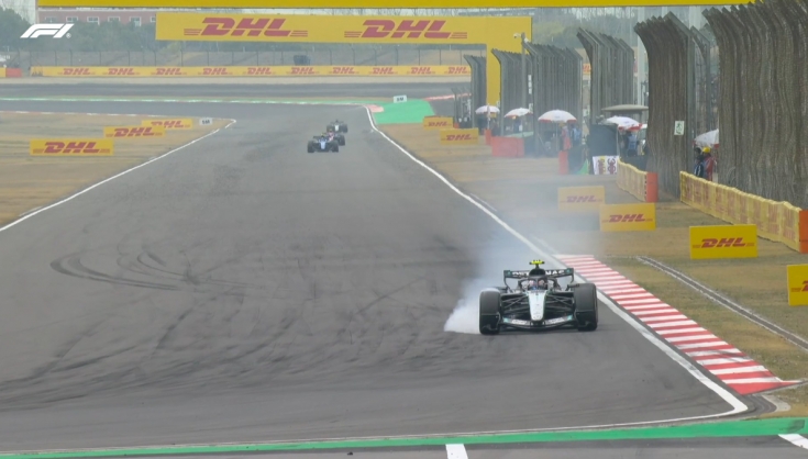 antonelli-blokiruet-kolesa-v-14-m-povorote-i-viezgaet-za-predeli-trassi-no-prodolgaet-lidirovat