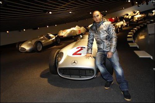 lyuis-hemilton-osvaivaetsya-v-mercedes-amg