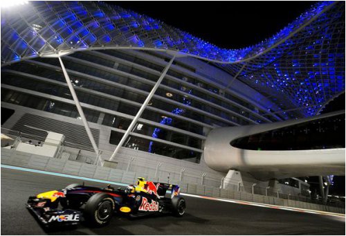 fettel-lidiruet-na-pyatnichnyh-svobodnyh-zaezdah-na-avtodrome-yas-marina