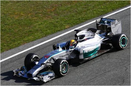 na-bolide-mercedes-vyshla-iz-stroya-korobka-peredach