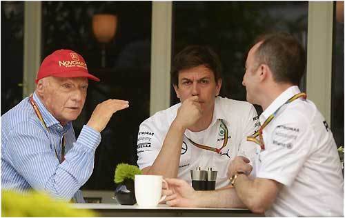 lauda-rosberg-dopustil-oshibku-iz-za-kotoroy-mercedes-i-hemilton-ponesli-poteri