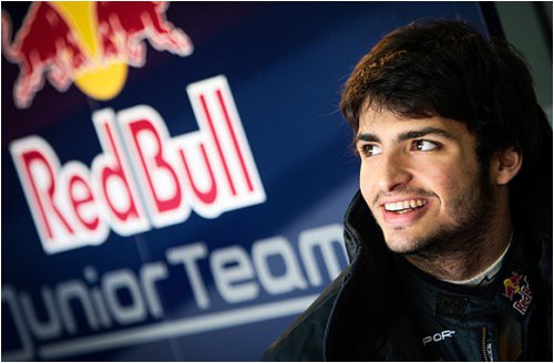 sayns-mladshiy-syadet-za-rul-bolida-red-bull-na-testah-v-oae