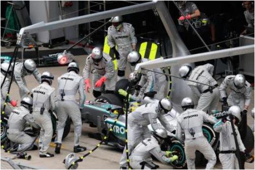 kompaniya-schuberth-budet-postavlyat-shlemy-komande-mercedes