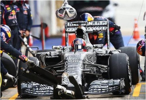 na-startovuyu-reshetku-red-bull-vystavit-drugoy-bolid