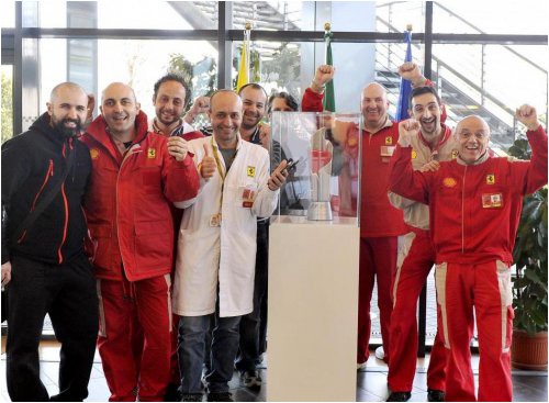 trofey-fettelya-vystavili-na-vhode-v-stolovuyu-ferrari