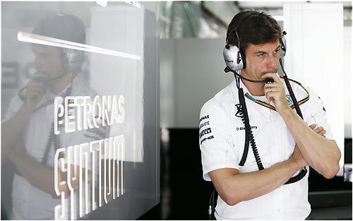 rukovoditeli-mercedes-sdelayut-stavku-na-odnogo-pilota