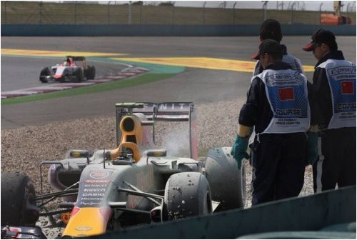 kvyat-i-ferstappen-soshli-s-distantsii-v-kitae-iz-za-nekachestvennogo-porshnya