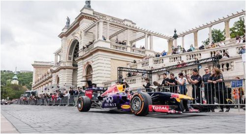 kvyat-i-kulthard-prinyali-uchastie-v-bolshom-gonochnom-prazdnike