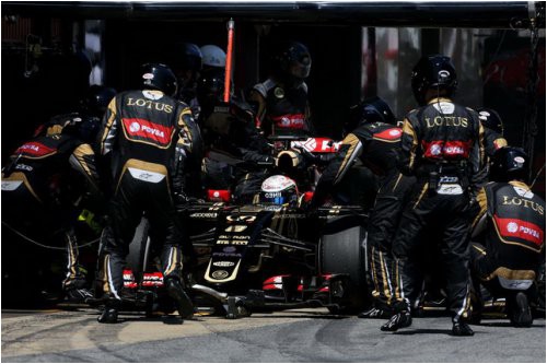 vo-vremya-intsidenta-na-pit-stope-mehanik-lotus-poluchil-travmu