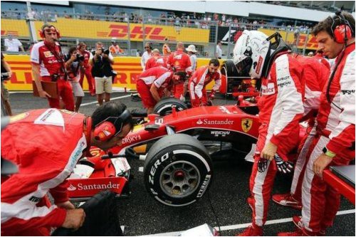 fettel-rosberg-slishkom-bystro-proehal-reshayushchiy-krug