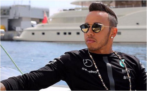 hemilton:-aktivniy-stil-gizni-za-predelami-trassi-ne-meshaet-mne-dobivatsya-uspeha