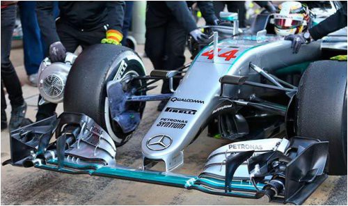 mercedes-rabotaet-na-trasse-s-novym-nosovym-obtekatelem