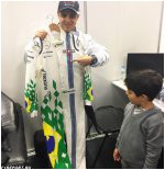  v brazilii massa budet ispol zovat shlem i kombinezon so special noy raskraskoy