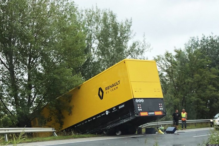 Грузовик команды Renault попал в ДТП