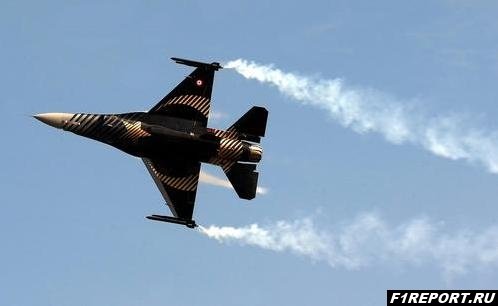 Фото: В Турции пилотов Формулы 1 напугал истребитель