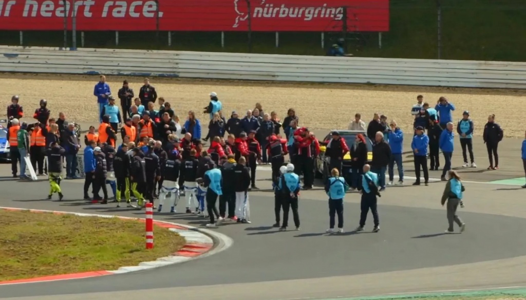 ferstappen-i-auer-startuyut-pyatimi-v-gonke-nls5-pered-nachalom-kotoroy-proshla-pamyatnaya-tseremoniya