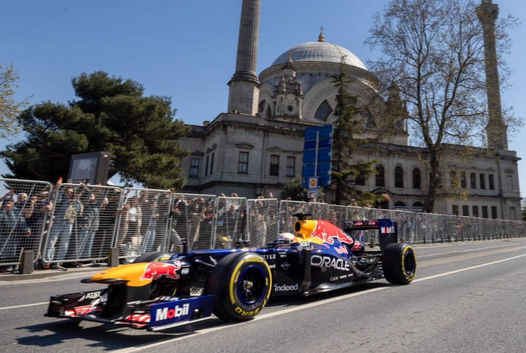 yuki-tsunoda-prokatilsya-na-rb8-v-stambule-v-chest-vozvrashcheniya-gran-pri-turtsii