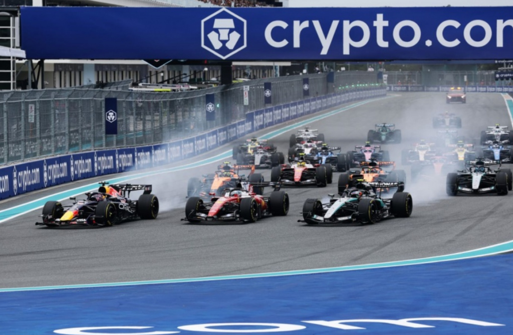 mercedes-zs-red-bull-zizgzyzyzlikznzbzazs-zezgzpzeikzbi�zlzdzszl-zvzgiozgikzgze-v8-ze-z�zgikzvirzair-1