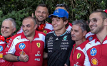 Превью новости: Кими Антонелли сфотографировался с механиками Ferrari на фестивале в Гудвуде