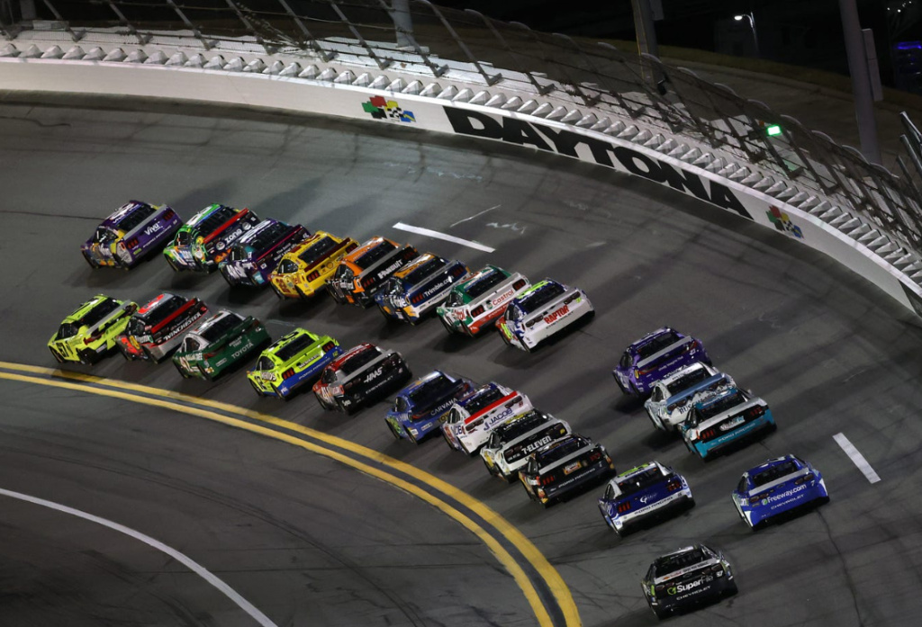 maks-ferstappen-hochet-vystupit-v-nascar