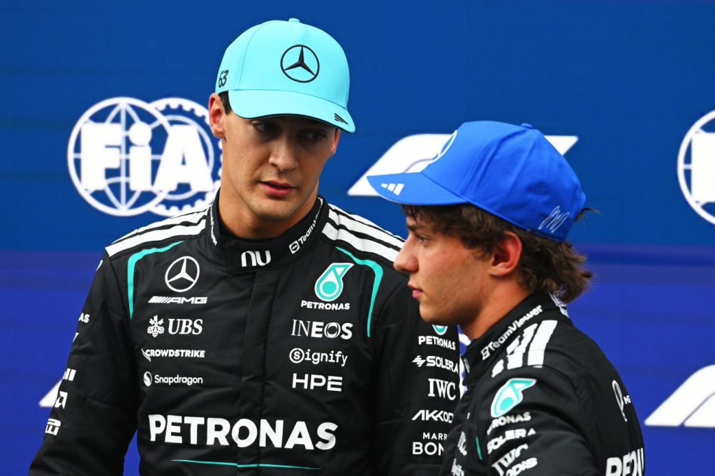 piloty-mercedes-otsenili-rezultaty-kvalifikatsii-v-singapure