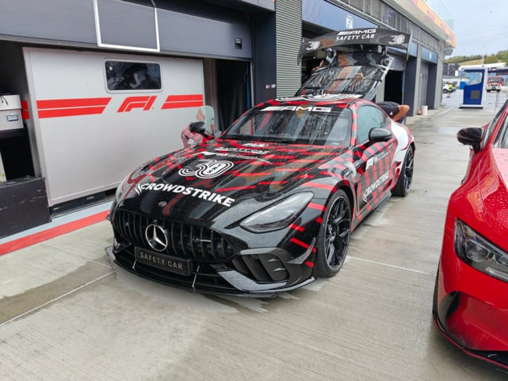 v-vengrii-mercedes-amg-otmetit-30-letie-svoih-mashin-bezopasnosti-spetsialnoy-livreey
